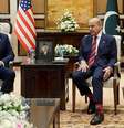 Vice-presidente dos EUA, J.D. Vance foi recebido pelo premiê do Paquistão, Shehbaz Sharif, antes de dar início às trativas com Irã  Foto: Jacquelyn Martin / POOL / AFP via Getty Images) / BBC News Brasil