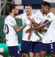 Dumfries voa para fazer o terceiro gol da Inter de Milão sobre o Como.  Foto: Marco Luzzani/Getty Images / Jogada10