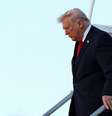 Trump desce escada de avião  Foto: REUTERS/Kevin Lamarque / BBC News Brasil