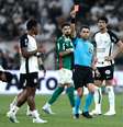 André, jogador do Corinthians, recebe cartão vermelho do árbitro durante partida contra o Palmeiras  Foto: MARCELLO ZAMBRANA/AGIF - AGÊNCIA DE FOTOGRAFIA/AGIF - AGÊNCIA DE FOTOGRAFIA/ESTADÃO CONTEÚDO