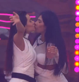 Jordana e Marciele, que já tinham dado um selinho em março, se beijam durante festa  Foto: Reprodução/Globo