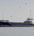 Navio no estreito de Ormuz, perto de Omã, no domingo (12/4)  Foto: Reuters / BBC News Brasil