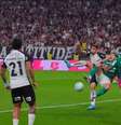 Sosa, do Palmeiras, teria sofrido pênalti de Gabriel Paulista, do Corinthians, no clássico  Foto: Reprodução