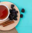 Chá de amora ajuda a aliviar os sintomas da menopausa  Foto: Freepik / Alto Astral