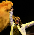 Uma mulher comemora os resultados das eleições em Budapeste  Foto: Reuters / BBC News Brasil