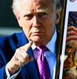 Fotomontagem mostra uma imagem do presidente americano, Donald Trump, ao lado da imagem gerada por inteligência artificial que ele publicou em sua plataforma Truth Social na segunda-feira (13).  Foto: AFP - MANDEL NGAN / RFI