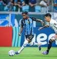 Jogadores de Grêmio e Deportivo Riestra em disputa de bola na Arena –  Foto: Lucas Uebel / Grêmio FBPA / Jogada10