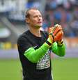 Alexander Manninger comemora com a torcida após vitória do Augsburg   Foto: Micha Will/Bongarts/Getty Images / Esporte News Mundo