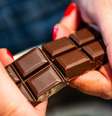 mãos de mulher quebrando barra de chocolate   Foto: Getty Images / BBC News Brasil