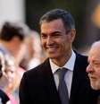 O presidente brasileiro Luiz Inácio Lula da Silva ao lado do primeiro-ministro espanhol Pedro Sánchez durante uma cerimônia de boas-vindas por ocasião da visita do presidente brasileiro ao Palácio de Pedralbes, em Barcelona, em 17 de abril de 2026.  Foto: AFP - OSCAR DEL POZO / RFI