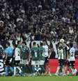 Tumulto em campo durante o Dérbi de Corinthians x Palmeiras   Foto: Alexandre Schneider/Getty Images / Esporte News Mundo
