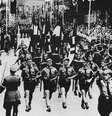 Juventude Hitleriana desfila nas ruas de Soltau: não encontrar um nome nos arquivos não é garantia de que o antepassado não tenha se filiado ao Partido Nacional Socialista da Alemanha, salienta especialista.  Foto: AFP/Archivos / RFI