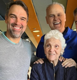 Oscar Schmidt ao lado dos irmãos e da mãe  Foto: Reprodução/Instagram