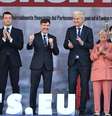 Matteo Salvini (segundo à direita) e outros líderes da extrema direita europeia juntos final do evento organizado pelo grupo “Patriotas pela Europa”, em Milão, em 18 de abril de 2026.  Foto: AFP - PIERO CRUCIATTI / RFI