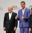 Lula e a primeira-dama, Janja, ao lado do premiê espanhol, Pedro Sánchez, em Barcelona  Foto: ANSA / Ansa - Brasil
