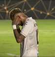 Neymar deixa Vila Belmiro após derrota para o Fluminense com os dedos no ouvido   Foto: Reprodução