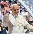 O papa Leão XIV acena para a multidão a partir do papamóvel ao chegar para presidir a Santa Missa na esplanada de Saurimo, em Saurimo, no oitavo dia de uma viagem apostólica de 11 dias à África, em 20 de abril de 2026.  Foto: AFP - ALBERTO PIZZOLI / RFI