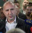 O líder da coalizão "Bulgária Progressista" e ex-presidente Rumen Radev fala à imprensa na sede de seu partido, após o encerramento das legislativas em Sófia, em 19 de abril de 2026.  Foto: AFP - DIMITAR KYOSEMARLIEV / RFI