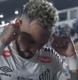 Neymar levou as mãos aos ouvidos na saída de campo  Foto: Reprodução
