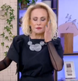 Ana Maria Braga chora ao rever vídeo em que Tadeu Schmidt fala sobre luto no BBB; apresentador perdeu o irmão, Oscar Schmidt, enquanto sister Ana Paula Renault foi informada da morte do pai, Gerardo Renault  Foto: Reprodução/TV Globo