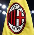 Bandeira do Milan em escanteio   Foto: Marco Luzzani/Getty Images / Esporte News Mundo