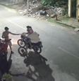 Homem entrega celular a bandido, se aproxima para colocar senha e puxa aparelho de volta   Foto: Reprodução/Facebook 