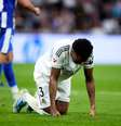 Éder Militão, do Real Madrid, caído no gramado durante a partida da LaLiga EA Sports entre Real Madrid CF e Deportivo Alavés, no Estádio Santiago Bernabéu, em 21 de abril de 2026, em Madri, Espanha.  Foto: Alvaro Medranda/Quality Sport Images/Getty Images