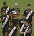 Discussão entre Thiago Mendes e Puma Rodriguez, jogadores do Vasco  Foto: Reprodução/Premiere