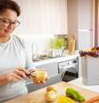 Estudo aponta que cozinhar regularmente pode reduzir o risco de demência; entenda a relação entre o hábito e a saúde do cérebro  Foto: Reprodução: Canva/fcafotodigital / Bons Fluidos