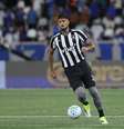 Alexander Barboza em partida pelo Botafogo contra o Cruzeiro, no Brasileirão 2026 -   Foto: Wagner Meier/Getty Images / Esporte News Mundo