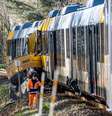 Um trem danificado após a colisão entre dois trens entre as cidades de Hillerød e Kägerup, ao norte de Copenhague, em 23 de abril de 2026, que deixou muitos feridos.  Foto: AFP - STEVEN KNAP / RFI