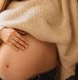 Mulher grávida mostra sua barriga  Foto: Getty Images / BBC News Brasil