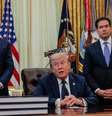 Presidente Trump sentado na cadeira no Salão Oval ao lado do vice-presidente JD Vance e do secretário de Estado, Marco Rubio  Foto: Reuters / BBC News Brasil