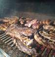 Carne de burro na churrasqueira - carnes e linguiças  Foto: Diário El Chubut / BBC News Brasil