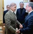 Abbas Araghchi (à direita) se reúne com premiê Shehbaz Sharif (à esquerda)  Foto: ANSA / Ansa - Brasil