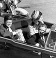 O presidente John F. Kennedy desfilando em carro aberto momentos antes do atentado que o mataria, em 1963  Foto: DW / Deutsche Welle