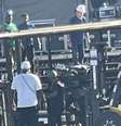 Serralheiro é retirado após sofrer acidente de trabalho na montagem de palco para o show de Shakira em Copacabana  Foto: Reprodução