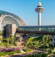 Entrada e passarela que levam ao aeroporto Changi, em Singapura  Foto: Getty Images / BBC News Brasil