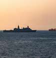 Foto divulgada pelo Comando Central dos EUA, mostrando forças americanas que patrulham o Mar Arábico perto do navio M/V Touska em 20 de abril de 2026, na região do Estreito de Ormuz.  Foto: Divulgação/Marinha dos EUA via Getty Images