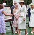 A primeira-dama Melania Trump e a rainha Camilla cumprimentam crianças em idade escolar durante um evento educacional intercultural no Pavilhão de Tênis da Casa Branca, em Washington, DC, em 28 de abril de 2026.  Foto: RFI