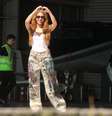 Shakira manda coração para os fãs brasileiros em sua chegada ao RJ  Foto: Victor Chapetta/Brazil News / Elas no Tapete Vermelho