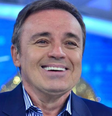 Gugu Liberato completaria 66 anos hoje; relembre a trajetória do apresentador  Foto: Reprodução/ Record / Contigo