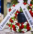 Coroa de flores enviada pela Embaixada da Itália na Suíça para homenagem a vítimas em Crans-Montana  Foto: ANSA / Ansa - Brasil