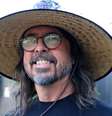Dave Grohl, frontman do Foo Fighters, em 2025  Foto: Kevin Mazur / Getty Images for Coachella / Rolling Stone Brasil
