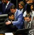 Senador e pré-candidato à Presidência da República, Flávio Bolsonaro abraça o presidente do Senado, Davi Alcolumbre (União-AP), em votação que derrubou veto de Lula ao PL da Dosimetria  Foto: Estadão Conteúdo