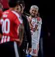 Arrascaeta deixa gramado com problema no ombro  Foto: Marcelo Endelli/Getty Images