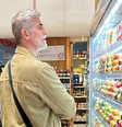 Reynaldo Gianecchini escolhendo frutas no mercado: a vida de artista não é glamour 24 horas por dia  Foto: Sala de TV