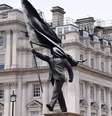 A estátua apareceu em um pedestal em Waterloo Place na quarta-feira  Foto: Getty Images / BBC News Brasil
