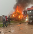 Casa ficou completamente destruída em incêndio provocado por queda de raio em Rio Grande, no RS  Foto: Divulgação/Corpo de Bombeiros