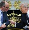 Trump e Merz conversam no Salão Oval. Eles estão sentados e inclinados um em direção ao outro. Trump aponta o dedo para Merz.  Foto: Getty Images / BBC News Brasil